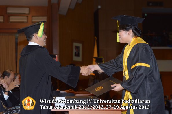 wisuda-unpad-gel-iv-ta-2012_2013-fakultas-ilmu-komunikasi-oleh-dekan-079