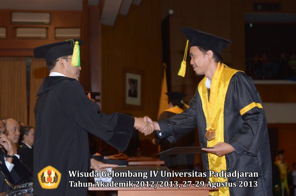 wisuda-unpad-gel-iv-ta-2012_2013-fakultas-ilmu-komunikasi-oleh-dekan-080