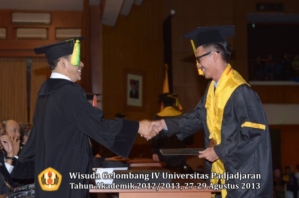 wisuda-unpad-gel-iv-ta-2012_2013-fakultas-ilmu-komunikasi-oleh-dekan-082