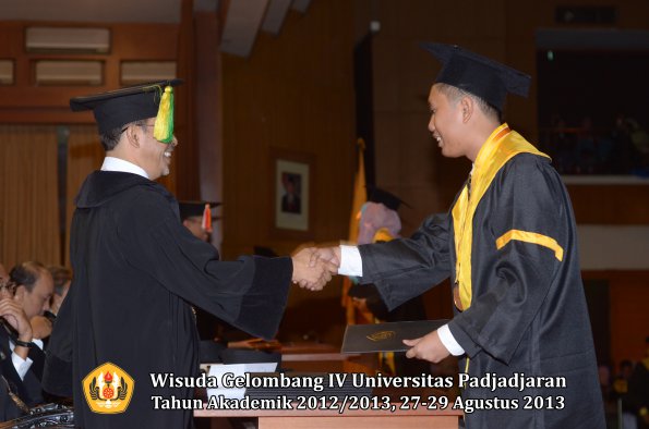 wisuda-unpad-gel-iv-ta-2012_2013-fakultas-ilmu-komunikasi-oleh-dekan-084