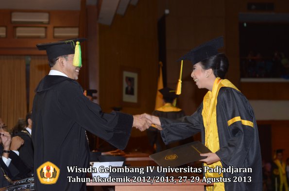 wisuda-unpad-gel-iv-ta-2012_2013-fakultas-ilmu-komunikasi-oleh-dekan-085