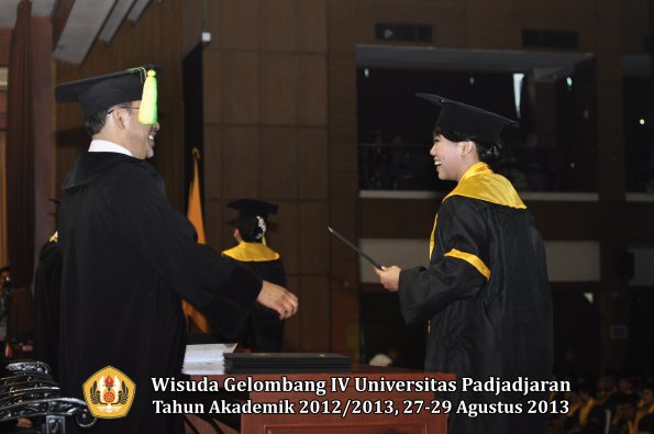 wisuda-unpad-gel-iv-ta-2012_2013-fakultas-ilmu-komunikasi-oleh-dekan-086