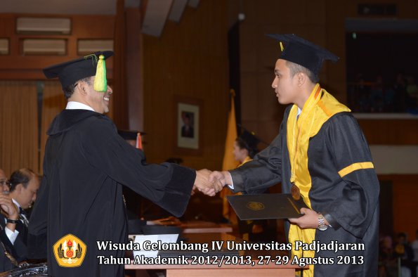 wisuda-unpad-gel-iv-ta-2012_2013-fakultas-ilmu-komunikasi-oleh-dekan-090