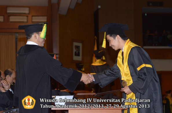 wisuda-unpad-gel-iv-ta-2012_2013-fakultas-ilmu-komunikasi-oleh-dekan-091