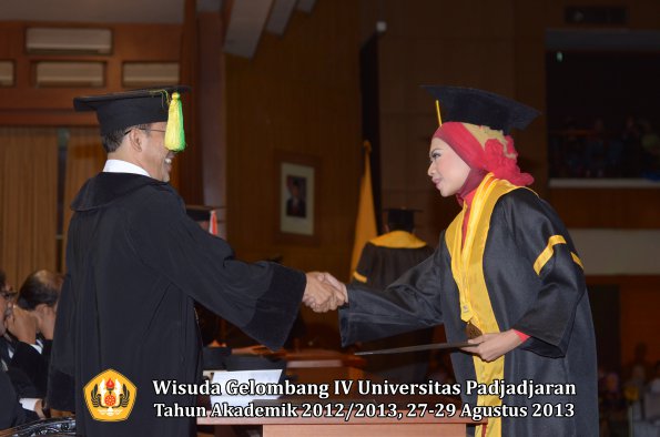 wisuda-unpad-gel-iv-ta-2012_2013-fakultas-ilmu-komunikasi-oleh-dekan-094