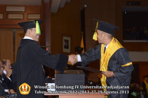 wisuda-unpad-gel-iv-ta-2012_2013-fakultas-ilmu-komunikasi-oleh-dekan-096