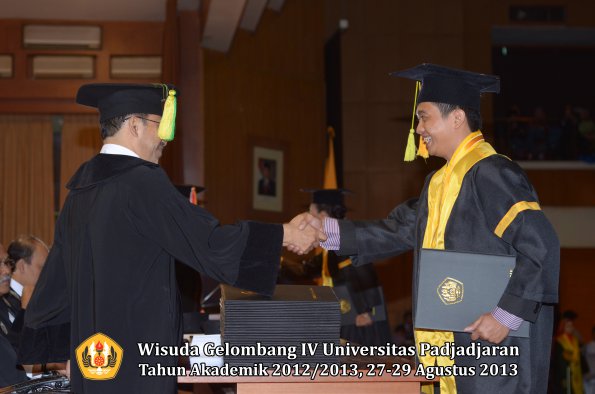 wisuda-unpad-gel-iv-ta-2012_2013-fakultas-ilmu-komunikasi-oleh-dekan-098