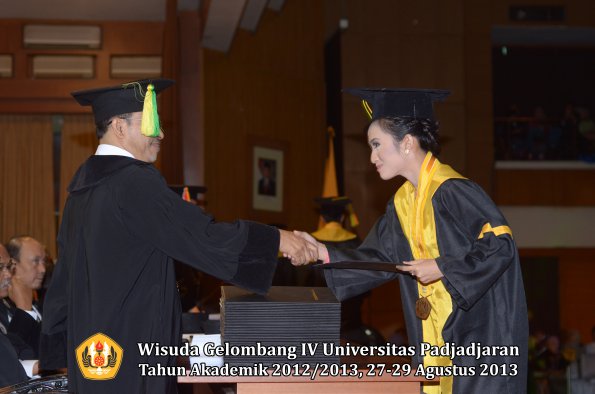 wisuda-unpad-gel-iv-ta-2012_2013-fakultas-ilmu-komunikasi-oleh-dekan-099