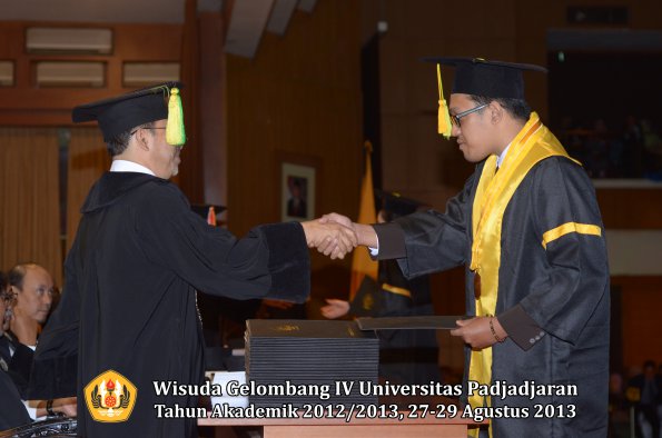 wisuda-unpad-gel-iv-ta-2012_2013-fakultas-ilmu-komunikasi-oleh-dekan-100