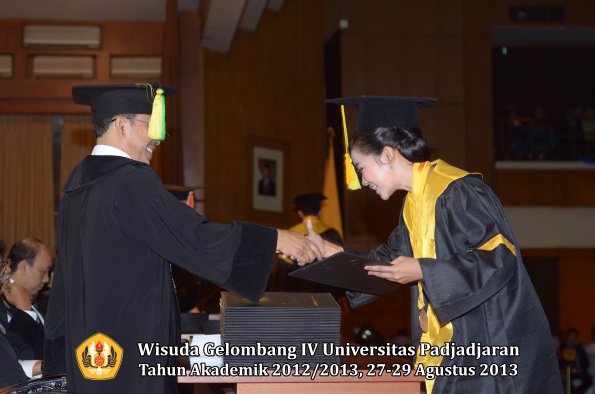 wisuda-unpad-gel-iv-ta-2012_2013-fakultas-ilmu-komunikasi-oleh-dekan-102