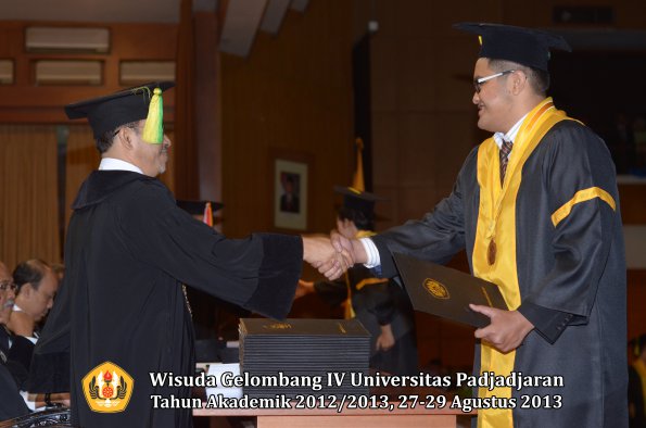 wisuda-unpad-gel-iv-ta-2012_2013-fakultas-ilmu-komunikasi-oleh-dekan-103