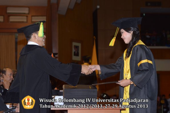 wisuda-unpad-gel-iv-ta-2012_2013-fakultas-ilmu-komunikasi-oleh-dekan-104