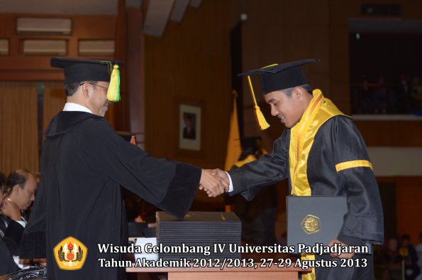 wisuda-unpad-gel-iv-ta-2012_2013-fakultas-ilmu-komunikasi-oleh-dekan-105