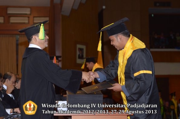 wisuda-unpad-gel-iv-ta-2012_2013-fakultas-ilmu-komunikasi-oleh-dekan-106