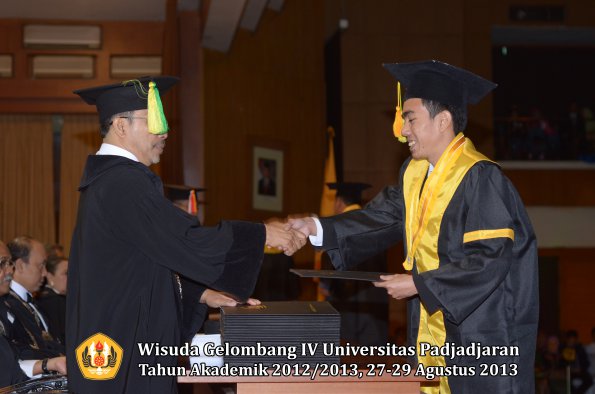 wisuda-unpad-gel-iv-ta-2012_2013-fakultas-ilmu-komunikasi-oleh-dekan-107