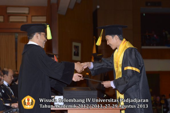 wisuda-unpad-gel-iv-ta-2012_2013-fakultas-ilmu-komunikasi-oleh-dekan-108