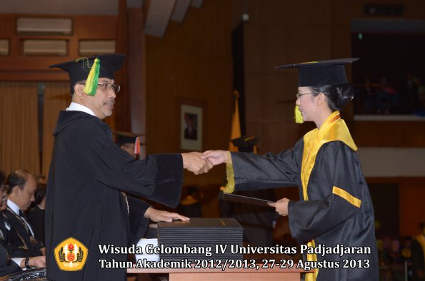 wisuda-unpad-gel-iv-ta-2012_2013-fakultas-ilmu-komunikasi-oleh-dekan-109