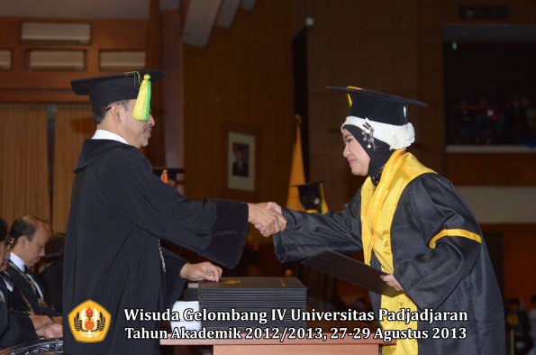 wisuda-unpad-gel-iv-ta-2012_2013-fakultas-ilmu-komunikasi-oleh-dekan-110