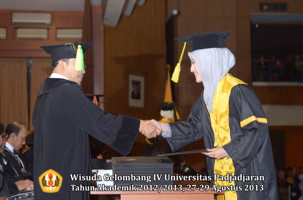 wisuda-unpad-gel-iv-ta-2012_2013-fakultas-ilmu-komunikasi-oleh-dekan-111