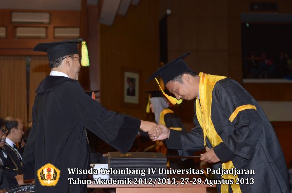 wisuda-unpad-gel-iv-ta-2012_2013-fakultas-ilmu-komunikasi-oleh-dekan-112