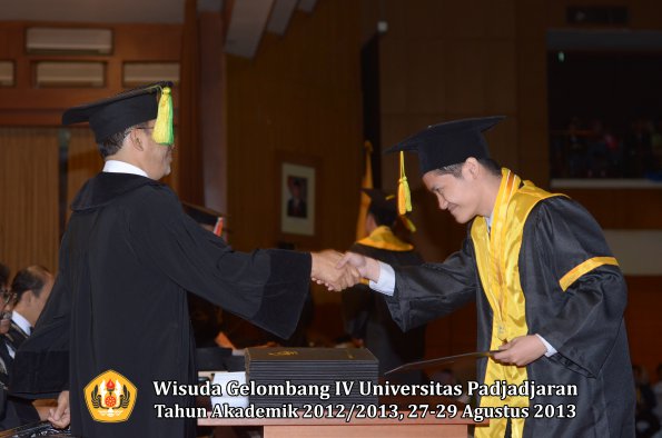 wisuda-unpad-gel-iv-ta-2012_2013-fakultas-ilmu-komunikasi-oleh-dekan-113