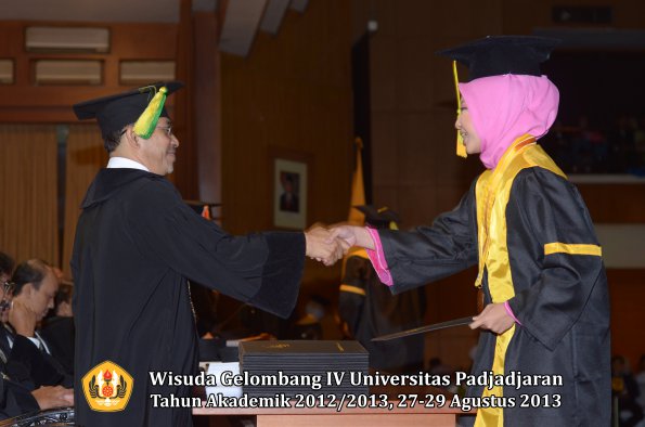 wisuda-unpad-gel-iv-ta-2012_2013-fakultas-ilmu-komunikasi-oleh-dekan-114