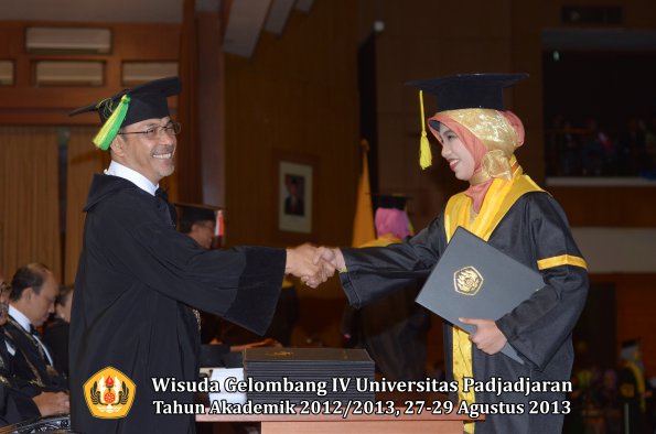 wisuda-unpad-gel-iv-ta-2012_2013-fakultas-ilmu-komunikasi-oleh-dekan-115