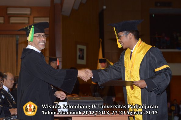 wisuda-unpad-gel-iv-ta-2012_2013-fakultas-ilmu-komunikasi-oleh-dekan-116