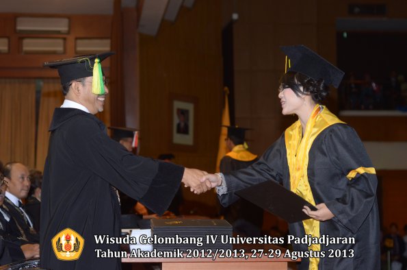 wisuda-unpad-gel-iv-ta-2012_2013-fakultas-ilmu-komunikasi-oleh-dekan-117