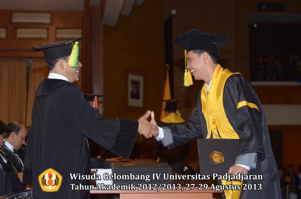 wisuda-unpad-gel-iv-ta-2012_2013-fakultas-ilmu-komunikasi-oleh-dekan-118