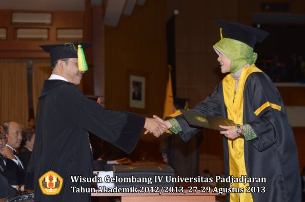 wisuda-unpad-gel-iv-ta-2012_2013-fakultas-ilmu-komunikasi-oleh-dekan-119