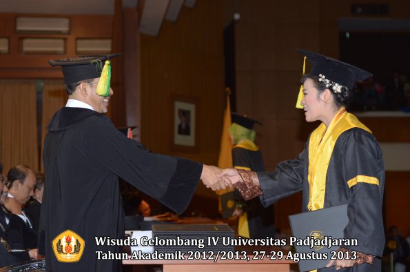 wisuda-unpad-gel-iv-ta-2012_2013-fakultas-ilmu-komunikasi-oleh-dekan-120