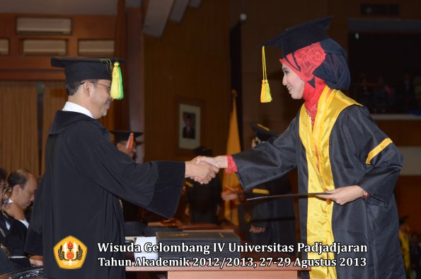 wisuda-unpad-gel-iv-ta-2012_2013-fakultas-ilmu-komunikasi-oleh-dekan-121