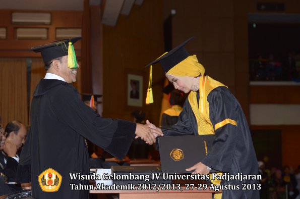 wisuda-unpad-gel-iv-ta-2012_2013-fakultas-ilmu-komunikasi-oleh-dekan-122