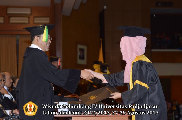 wisuda-unpad-gel-iv-ta-2012_2013-fakultas-ilmu-komunikasi-oleh-dekan-124