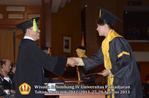 wisuda-unpad-gel-iv-ta-2012_2013-fakultas-ilmu-komunikasi-oleh-dekan-126