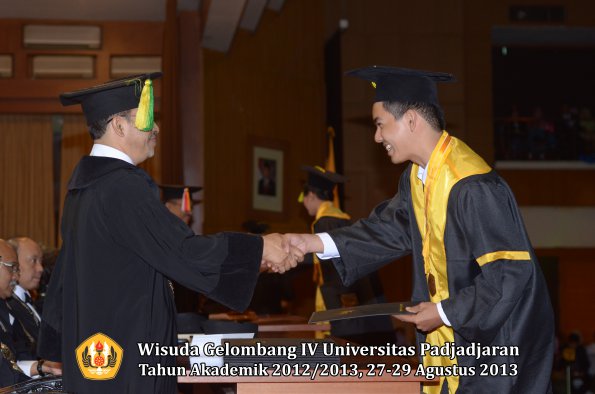 wisuda-unpad-gel-iv-ta-2012_2013-fakultas-ilmu-komunikasi-oleh-dekan-127