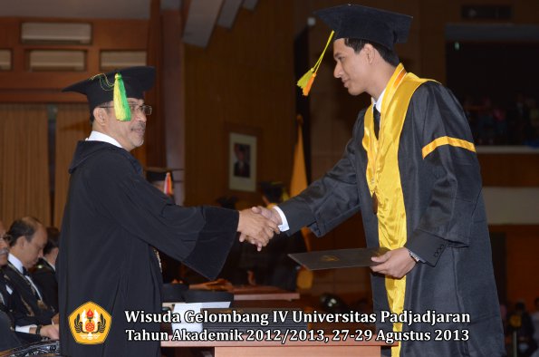 wisuda-unpad-gel-iv-ta-2012_2013-fakultas-ilmu-komunikasi-oleh-dekan-128