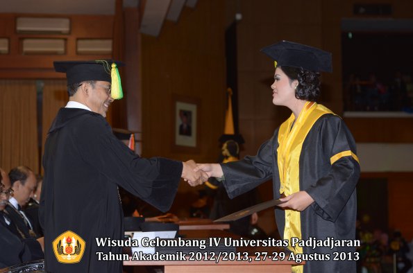 wisuda-unpad-gel-iv-ta-2012_2013-fakultas-ilmu-komunikasi-oleh-dekan-130