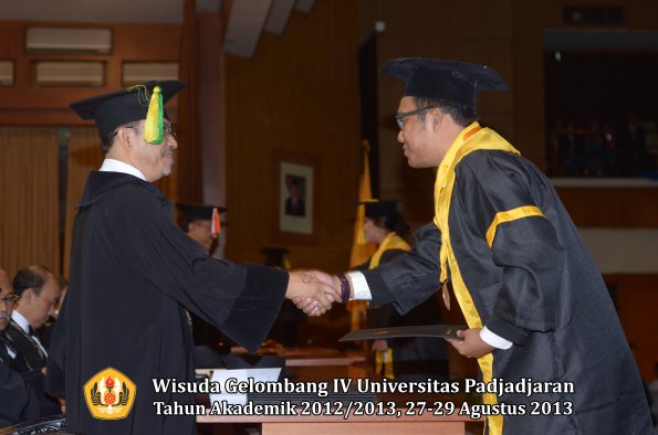 wisuda-unpad-gel-iv-ta-2012_2013-fakultas-ilmu-komunikasi-oleh-dekan-132