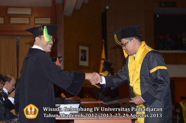 wisuda-unpad-gel-iv-ta-2012_2013-fakultas-ilmu-komunikasi-oleh-dekan-139