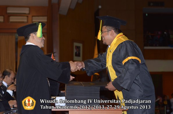 wisuda-unpad-gel-iv-ta-2012_2013-fakultas-ilmu-komunikasi-oleh-dekan-141