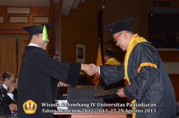 wisuda-unpad-gel-iv-ta-2012_2013-fakultas-ilmu-komunikasi-oleh-dekan-142