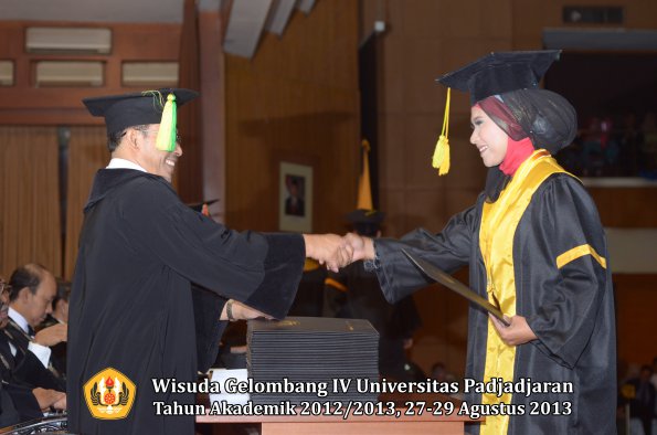 wisuda-unpad-gel-iv-ta-2012_2013-fakultas-ilmu-komunikasi-oleh-dekan-143