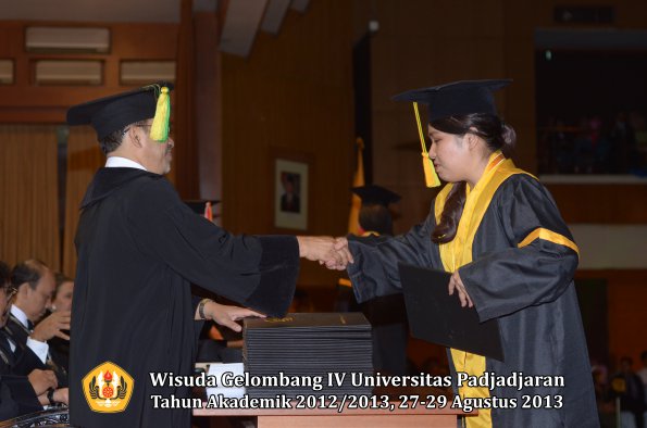 wisuda-unpad-gel-iv-ta-2012_2013-fakultas-ilmu-komunikasi-oleh-dekan-144