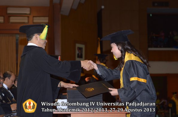 wisuda-unpad-gel-iv-ta-2012_2013-fakultas-ilmu-komunikasi-oleh-dekan-145