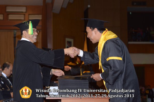 wisuda-unpad-gel-iv-ta-2012_2013-fakultas-ilmu-komunikasi-oleh-dekan-146