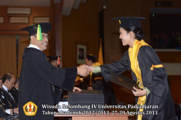 wisuda-unpad-gel-iv-ta-2012_2013-fakultas-ilmu-komunikasi-oleh-dekan-147