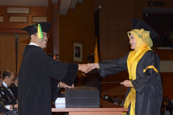 wisuda-unpad-gel-iv-ta-2012_2013-fakultas-ilmu-komunikasi-oleh-dekan-148