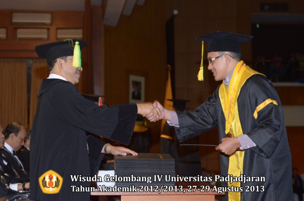 wisuda-unpad-gel-iv-ta-2012_2013-fakultas-ilmu-komunikasi-oleh-dekan-150